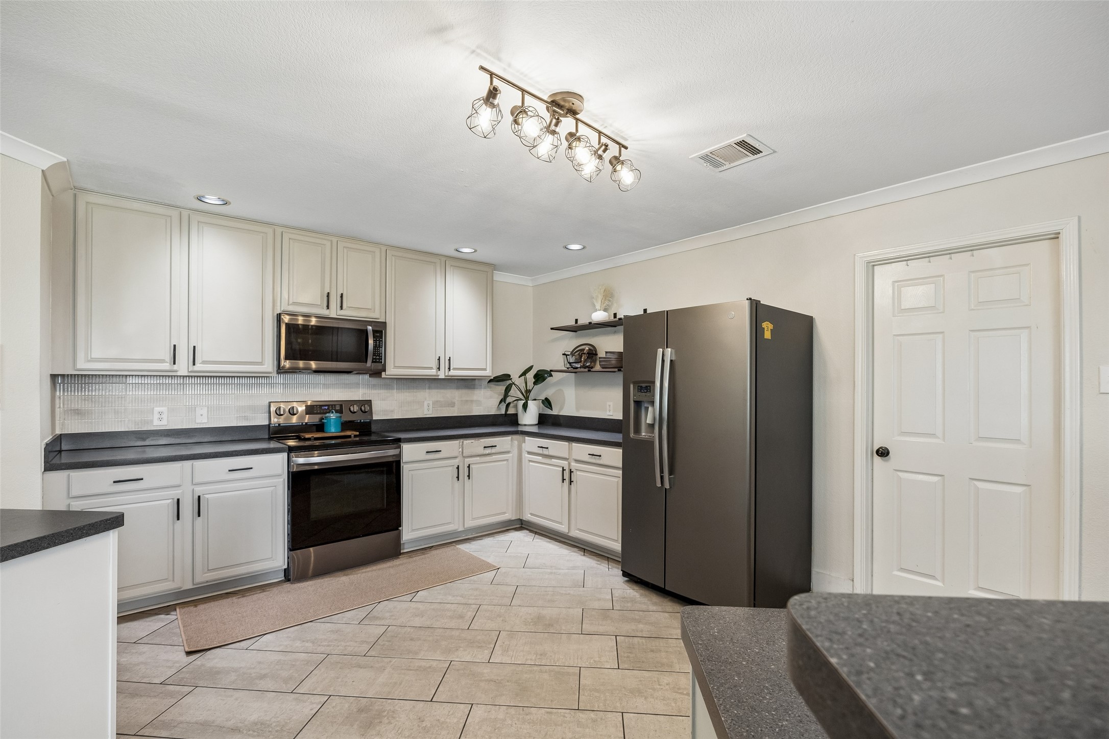 2049 Kingsbridge Drive Heartland TX 75126