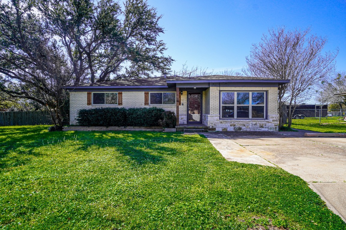 611 Crestview Drive Granbury TX 76048