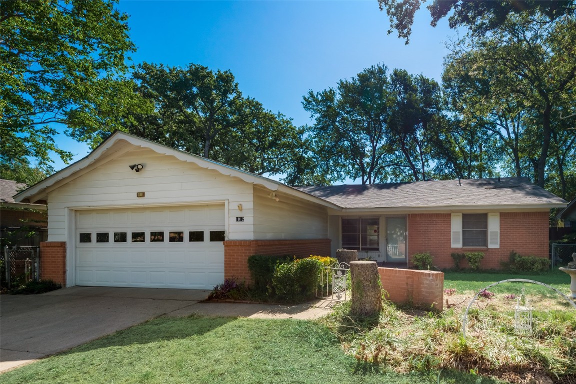 1812 Oakhurst Drive Irving TX 75061