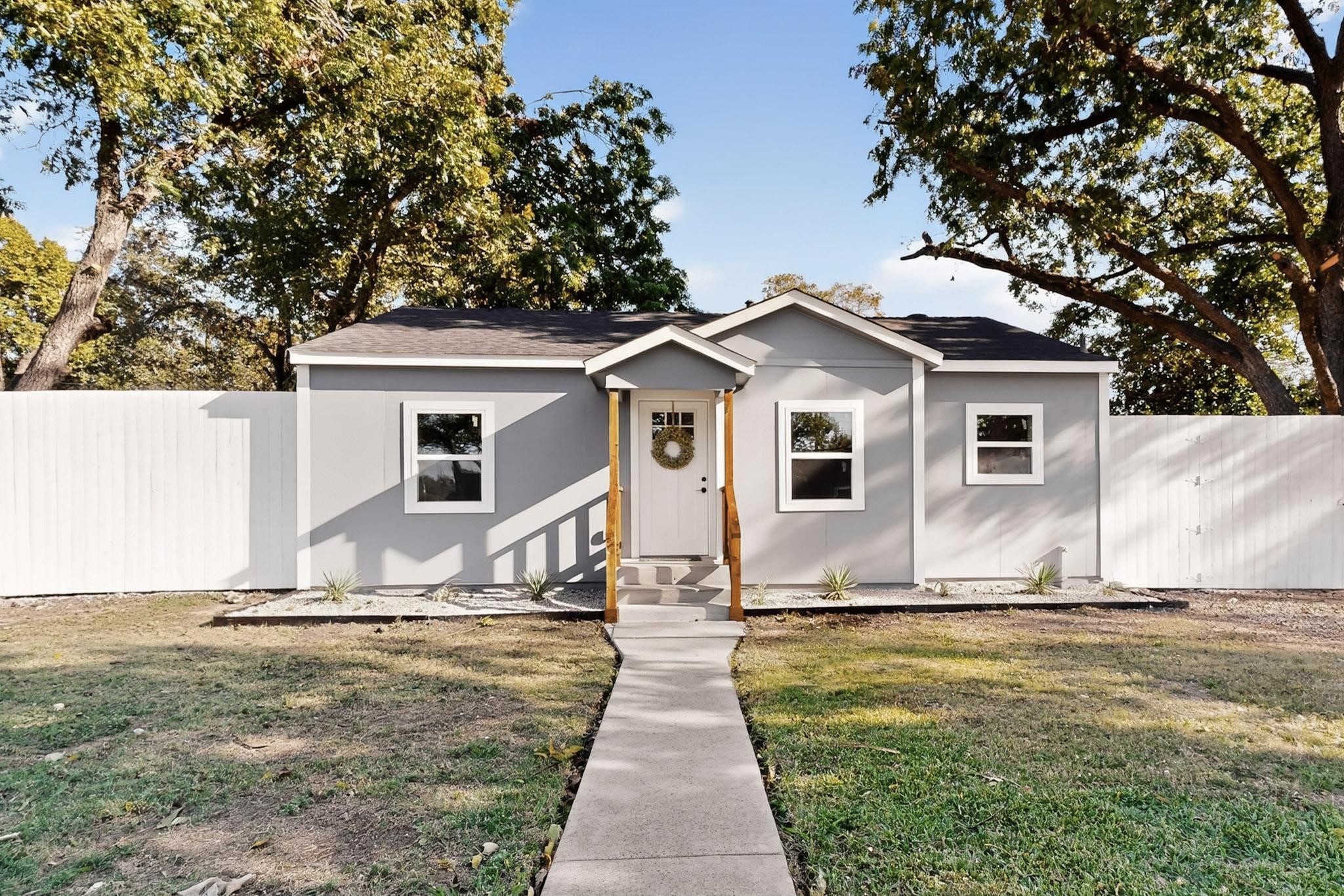 1100 Edgefield Drive Garland TX 75040
