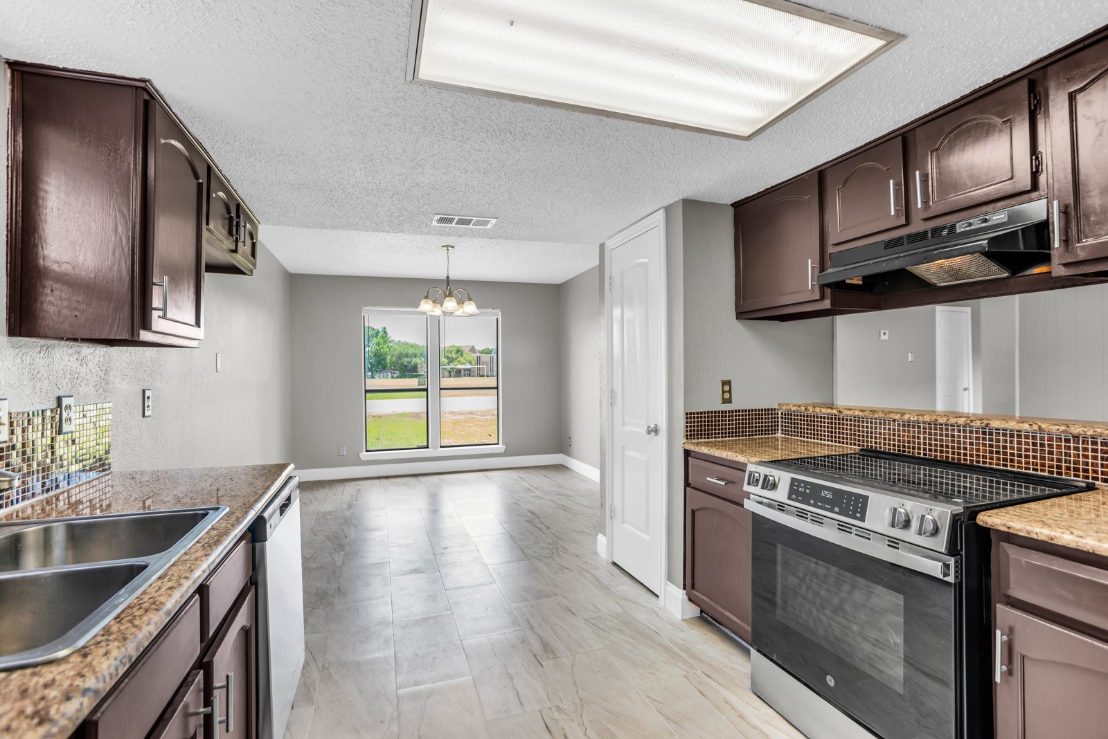 1125 Pleasant Valley Road Garland TX 75040