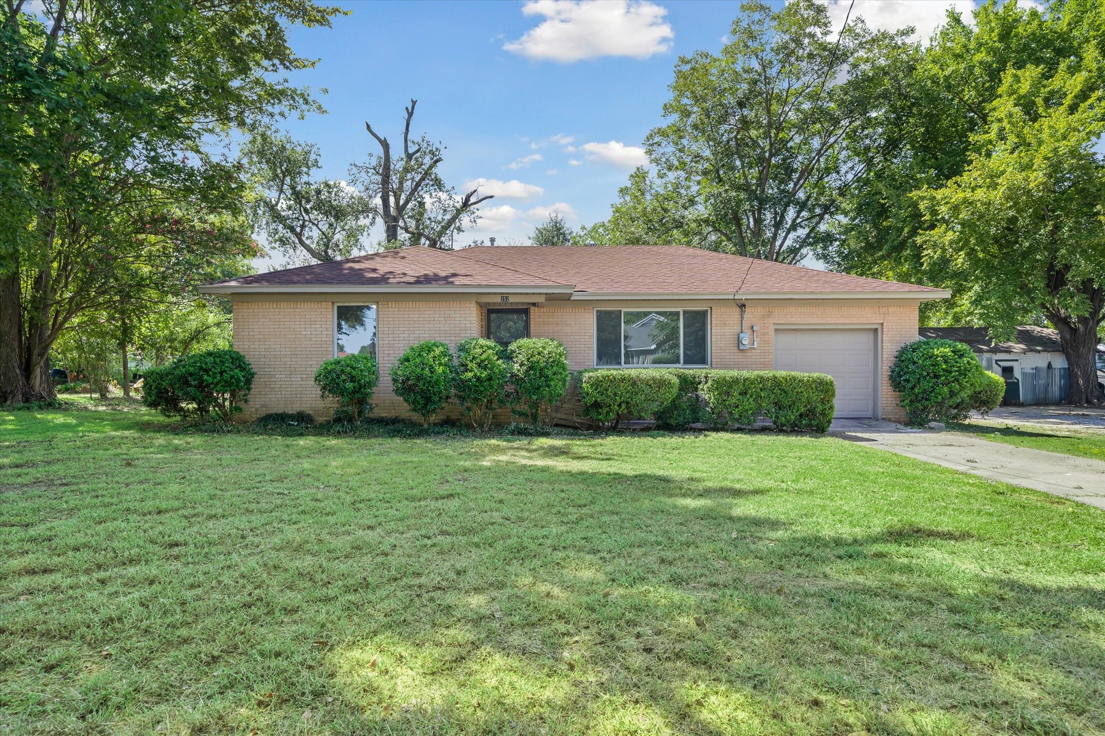 252 E Main Street Van TX 75790