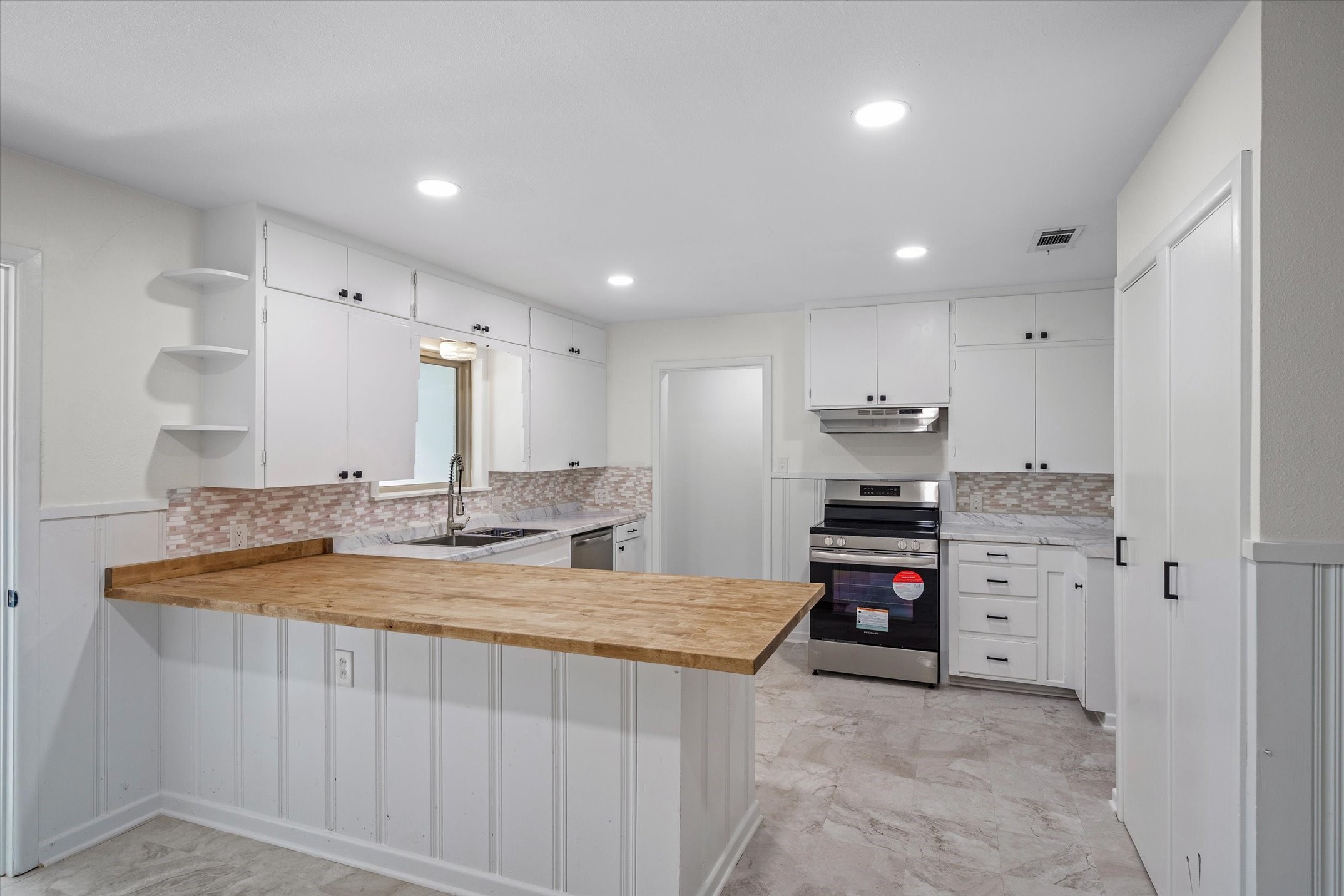 252 E Main Street Van TX 75790