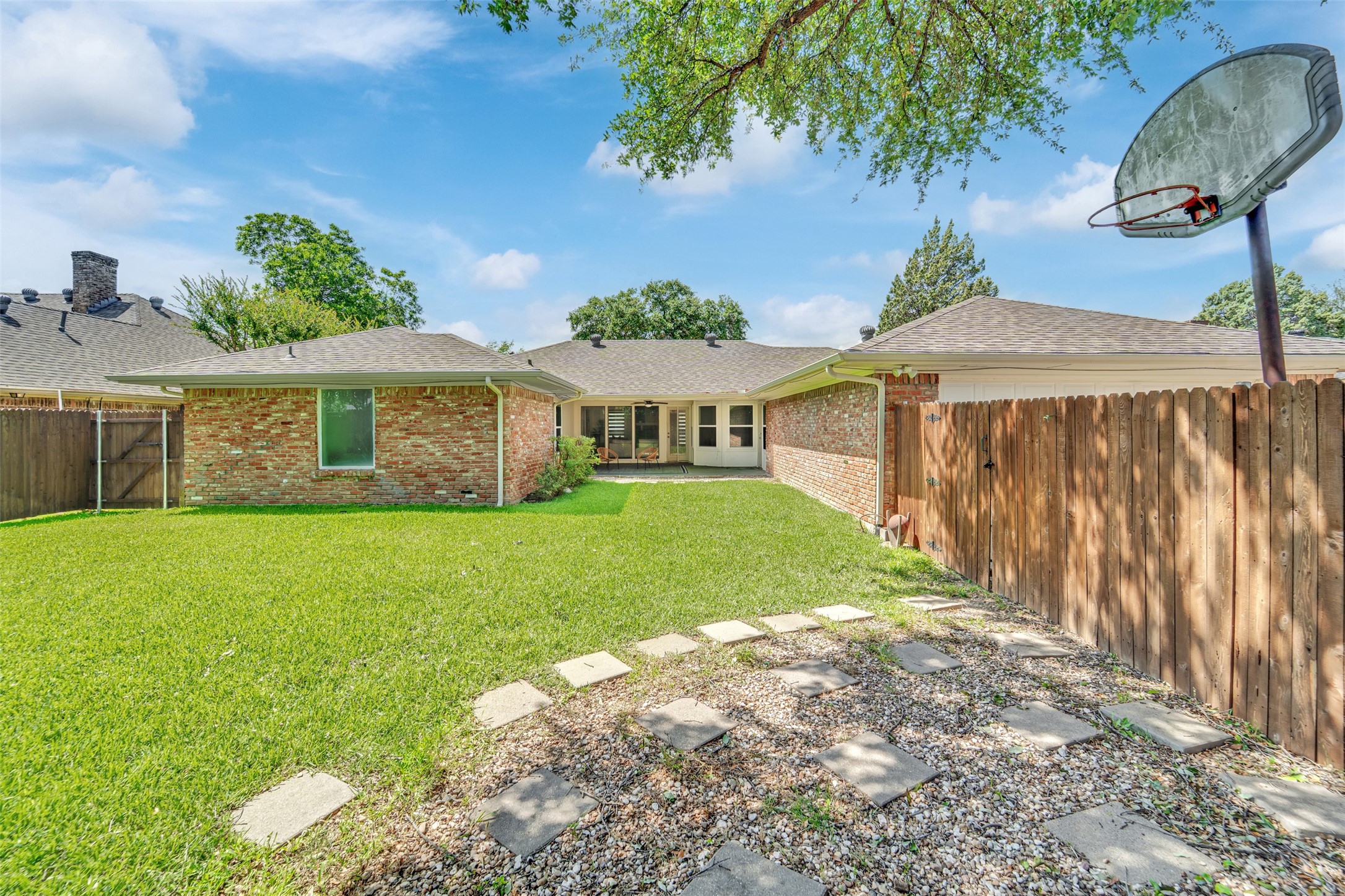 2225 Ridgewood Carrollton TX 75006