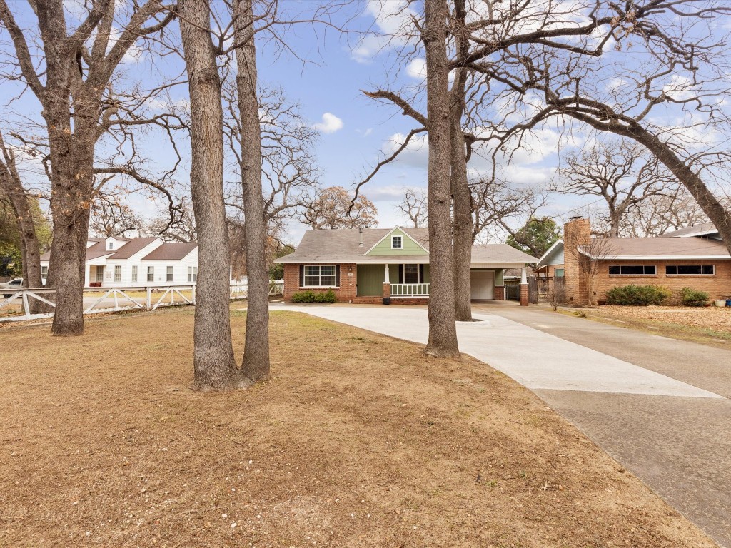 708 Roberts Cut Off Road River Oaks TX 76114