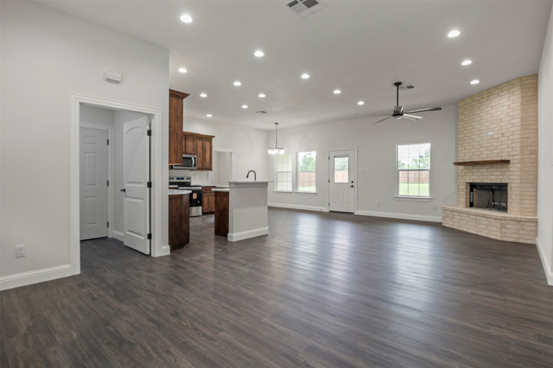 905 W Cardinal Street Ector TX 75439