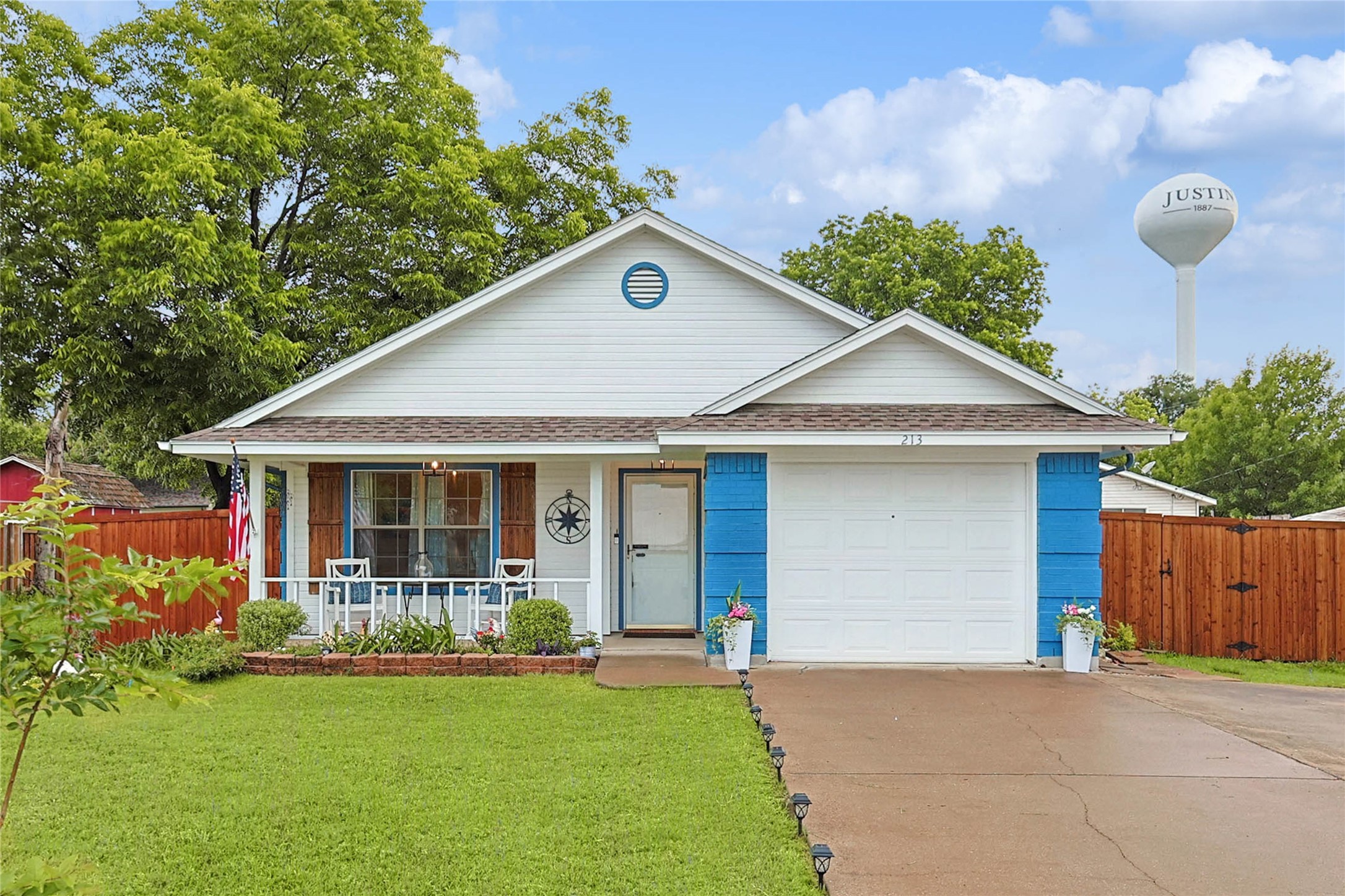 213 N Sealy Avenue Justin TX 76247