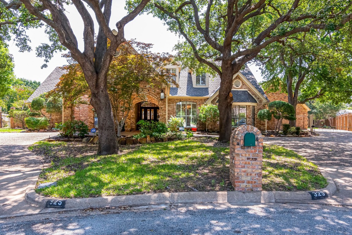 325 Charleston Place Hurst TX 76054