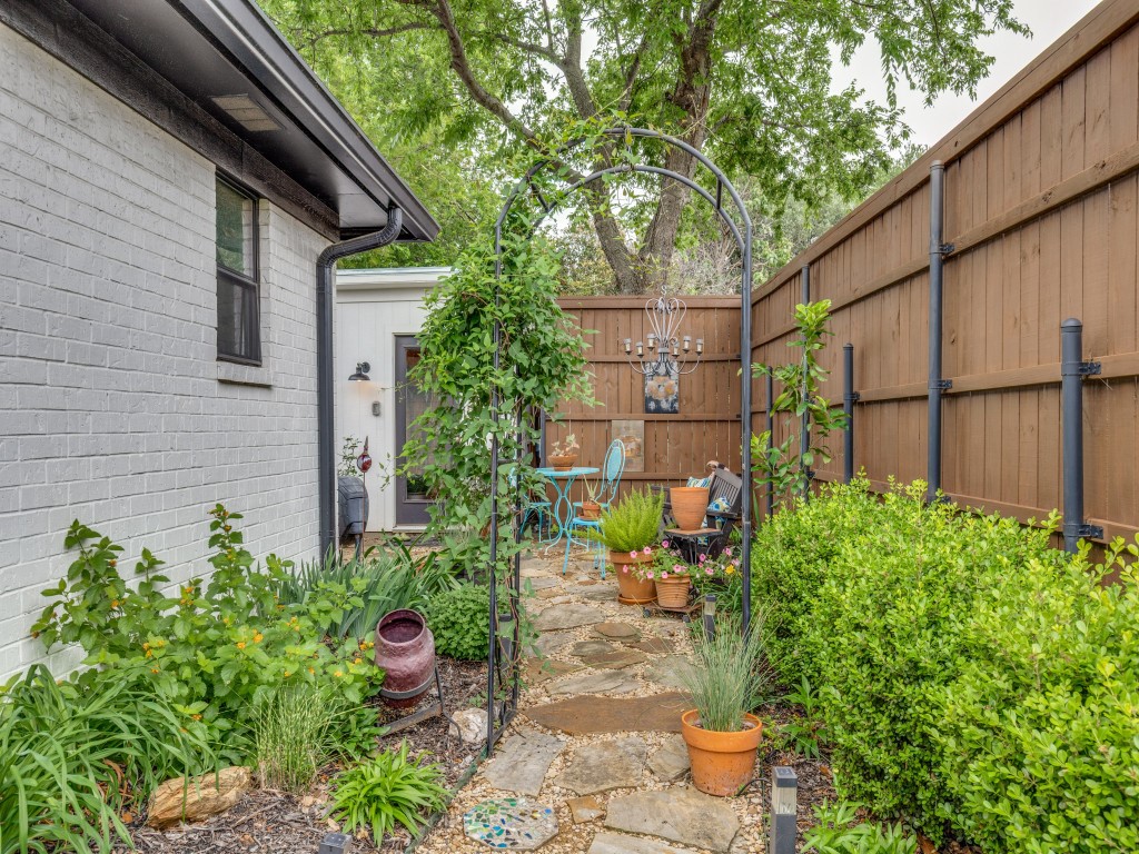 2006 Brookside Drive Grapevine TX 76051
