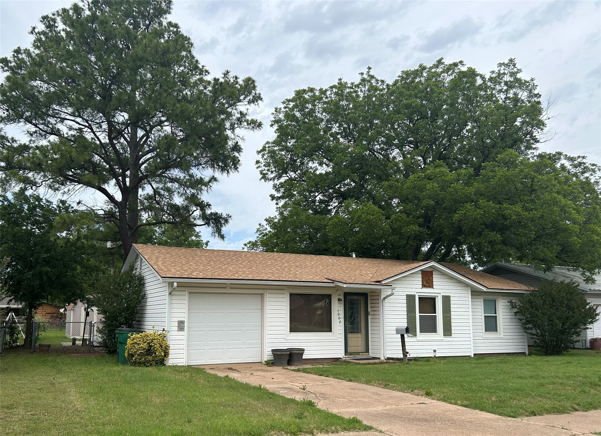 1002 W Bloodworth Olney TX 76374