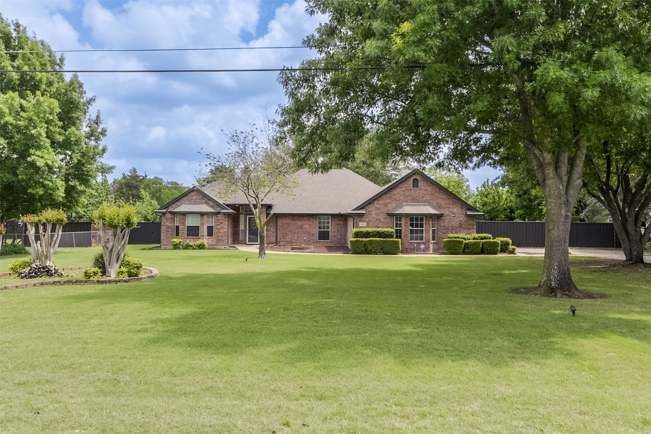 1303 Lariat Circle Oak Leaf TX 75154