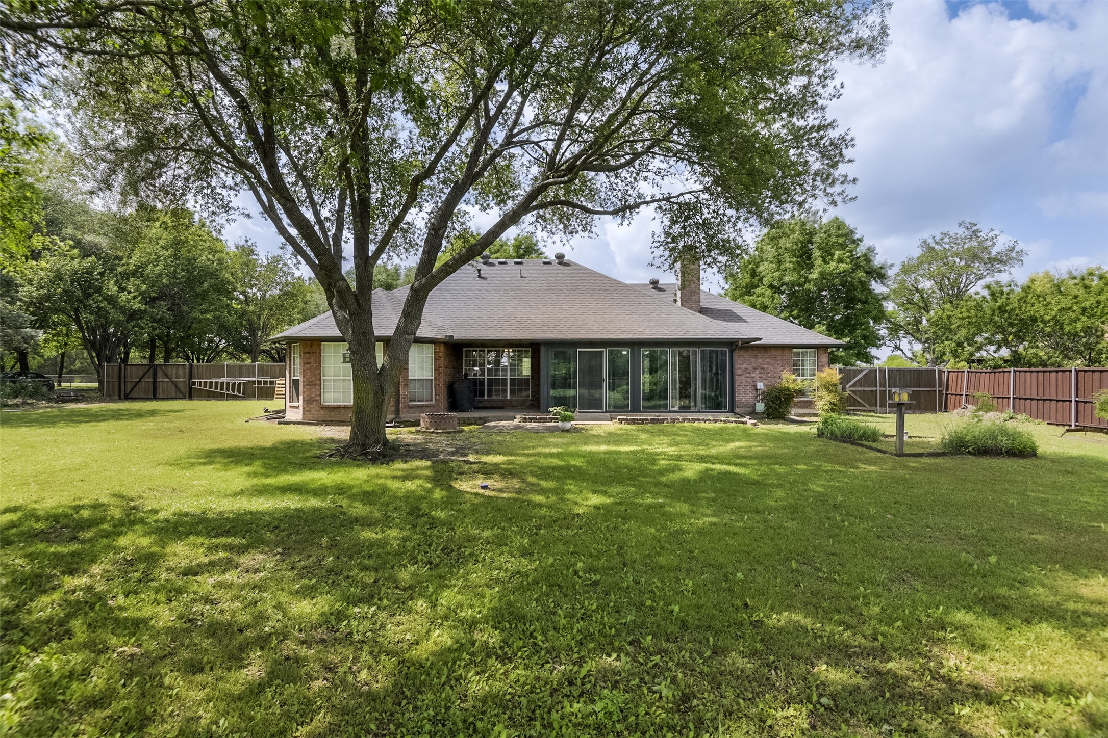 1303 Lariat Circle Oak Leaf TX 75154