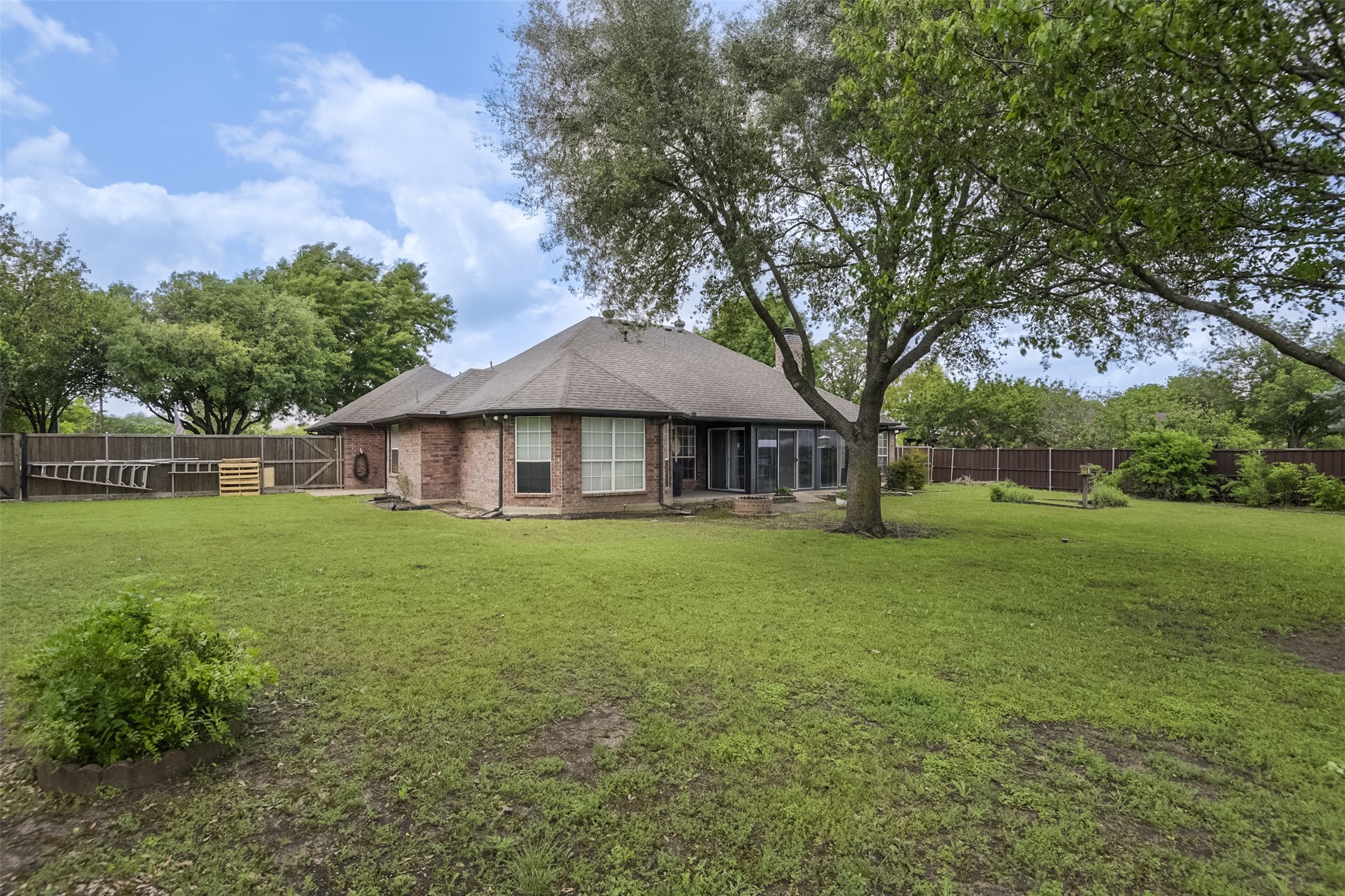 1303 Lariat Circle Oak Leaf TX 75154