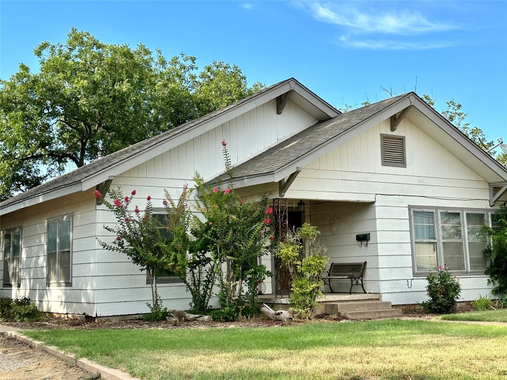 210 E Pierce Street Winters TX 79567