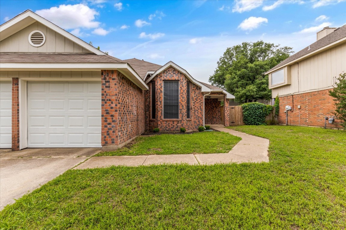 2813 Briar Hill Drive Grand Prairie TX 75052