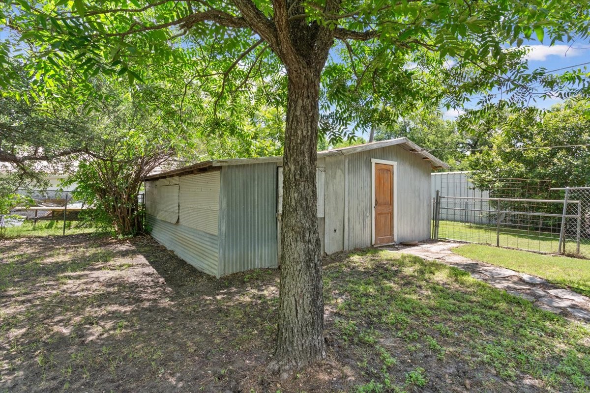 102 S Hogan Street Holland TX 76534