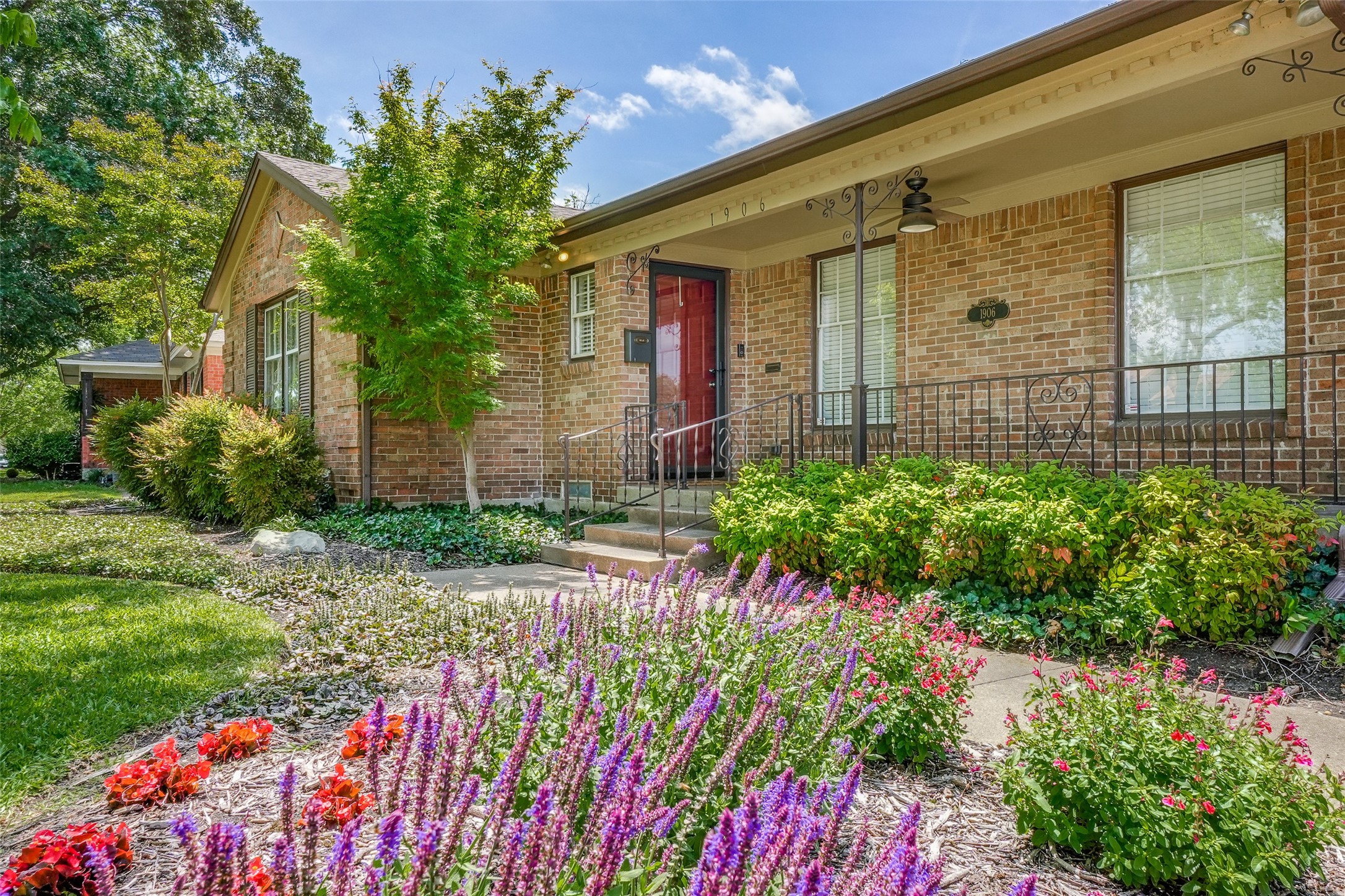 1906 Viewcrest Drive Dallas TX 75228