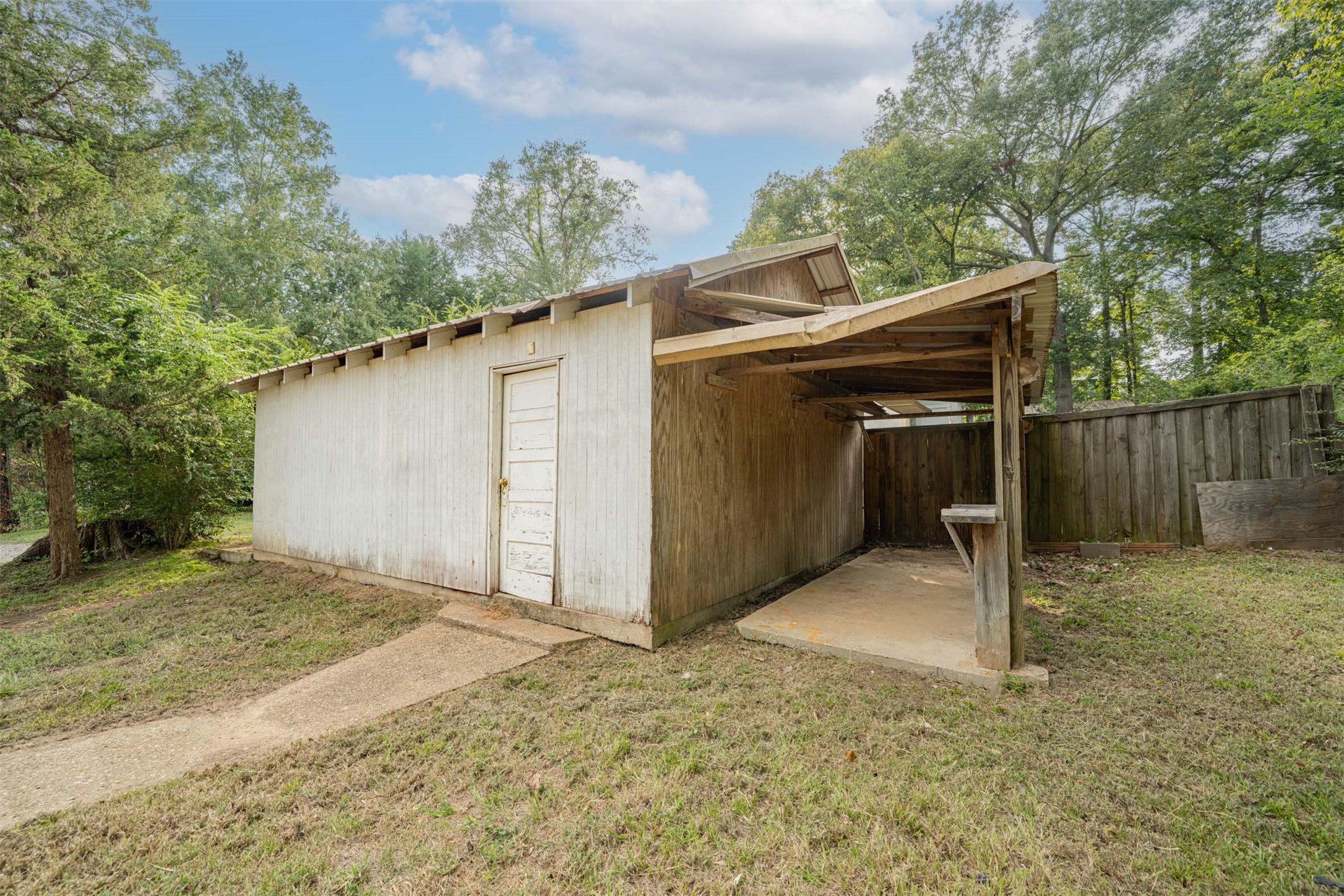 100 W Groves Street Big Sandy TX 75755