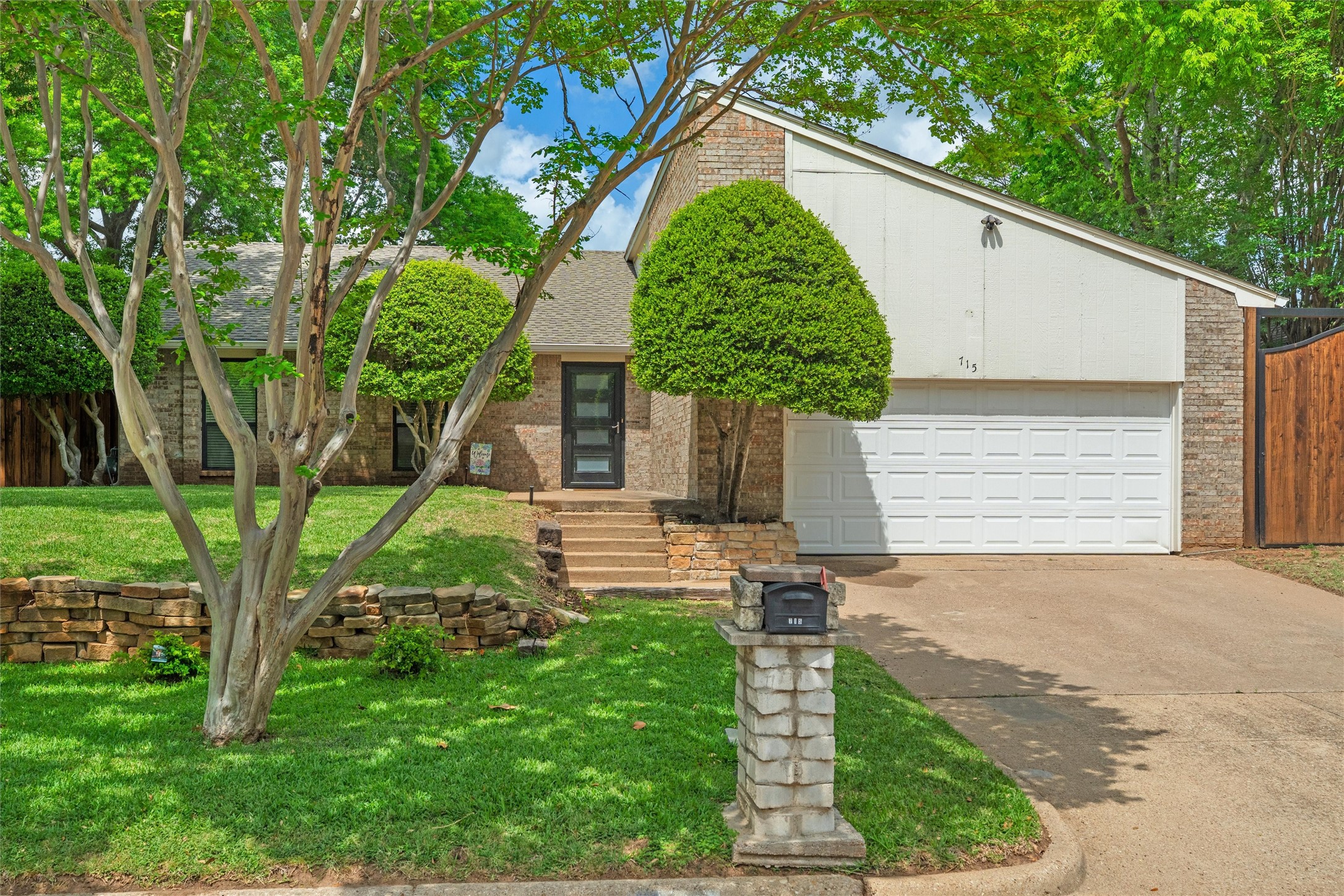 715 Hinsdale Drive Arlington TX 76006