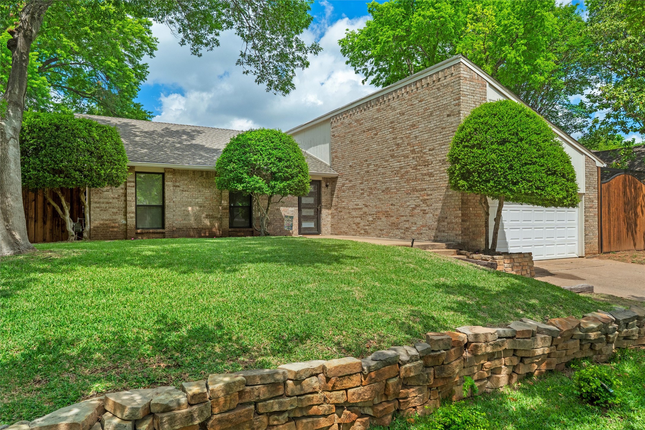 715 Hinsdale Drive Arlington TX 76006