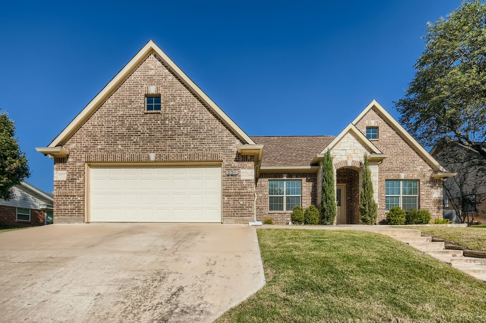 321 Somerset Circle Bedford TX 76022