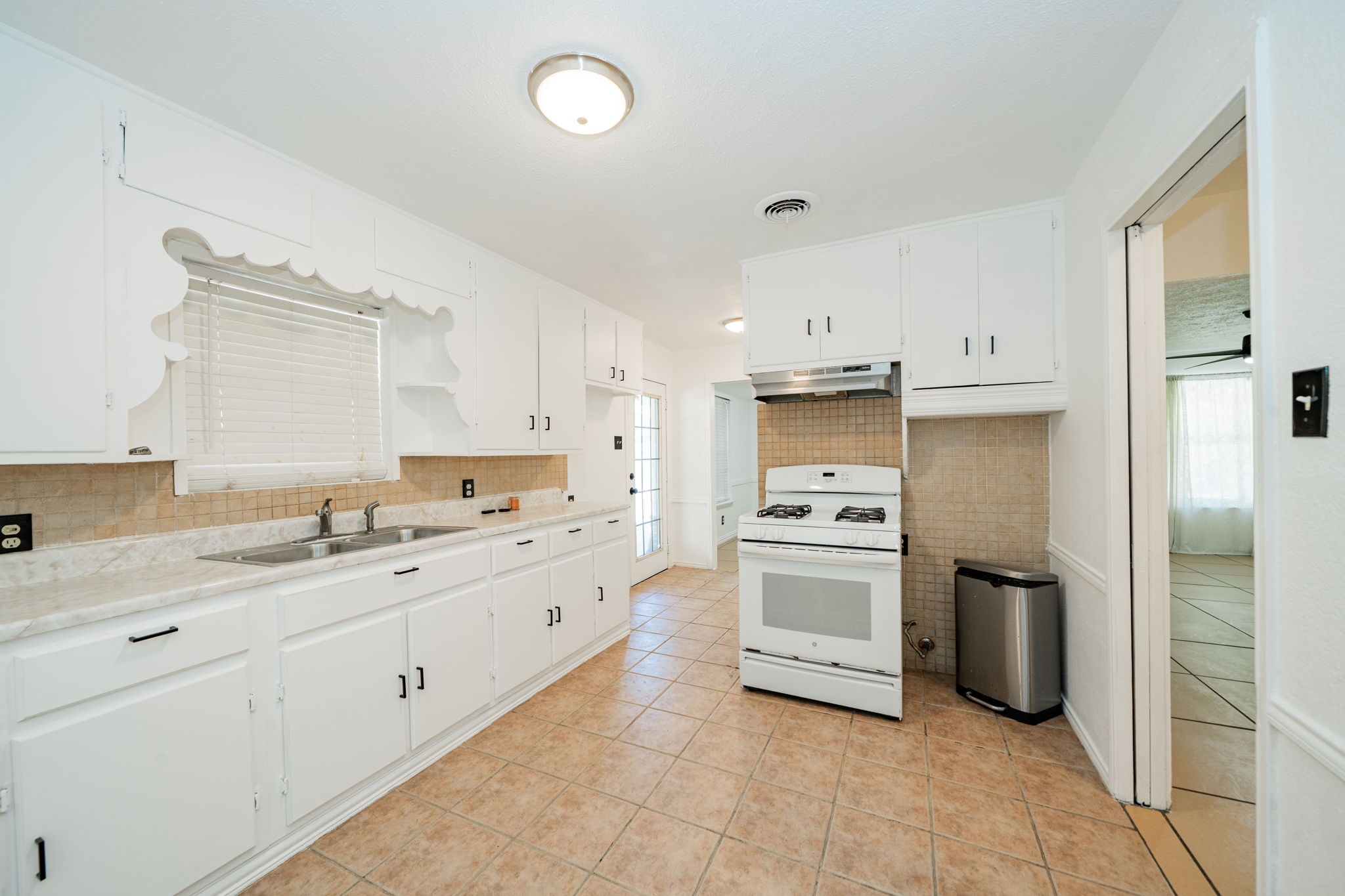 1802 Las Cruces Lane Dallas TX 75217