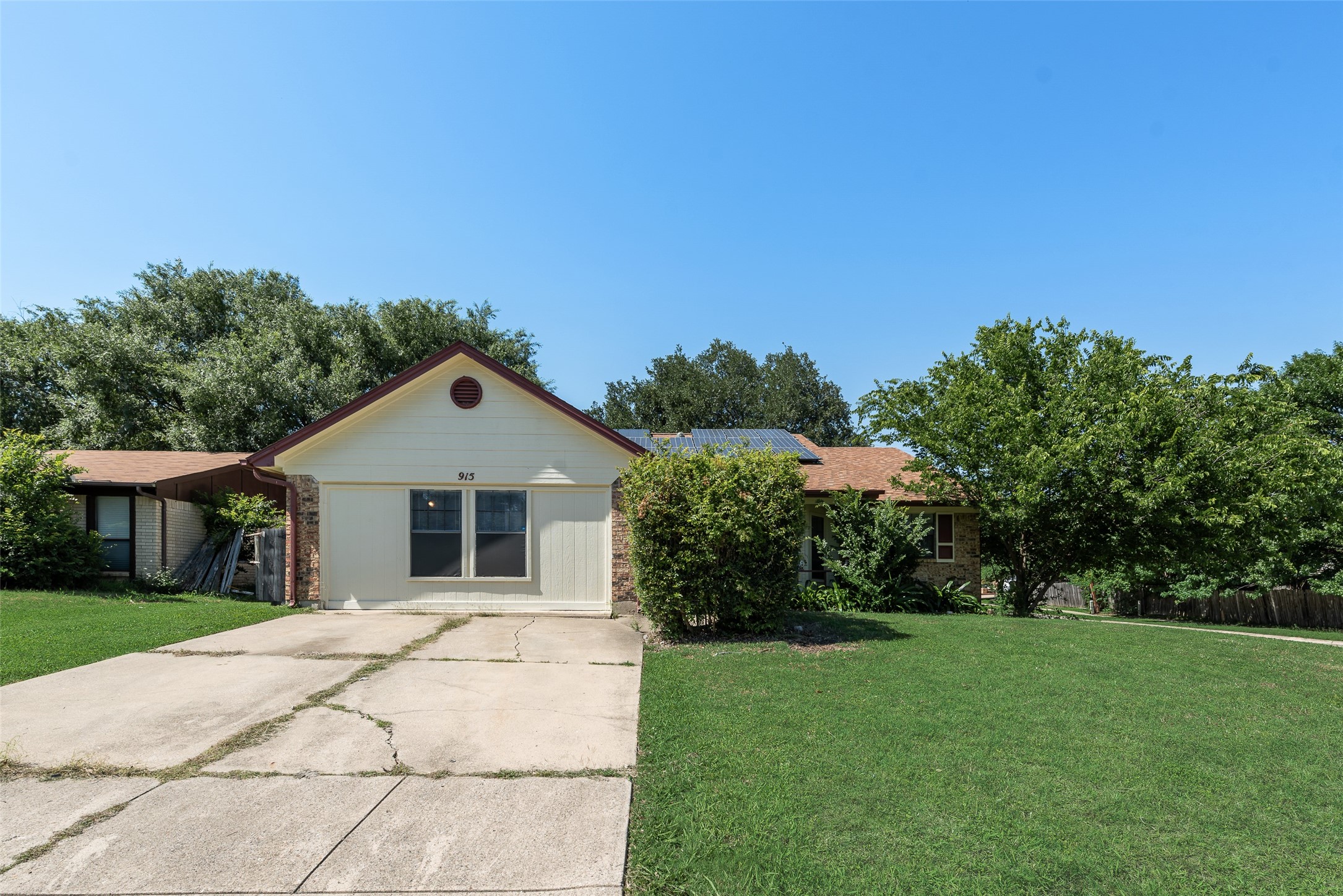 915 Freestone Drive Arlington TX 76017