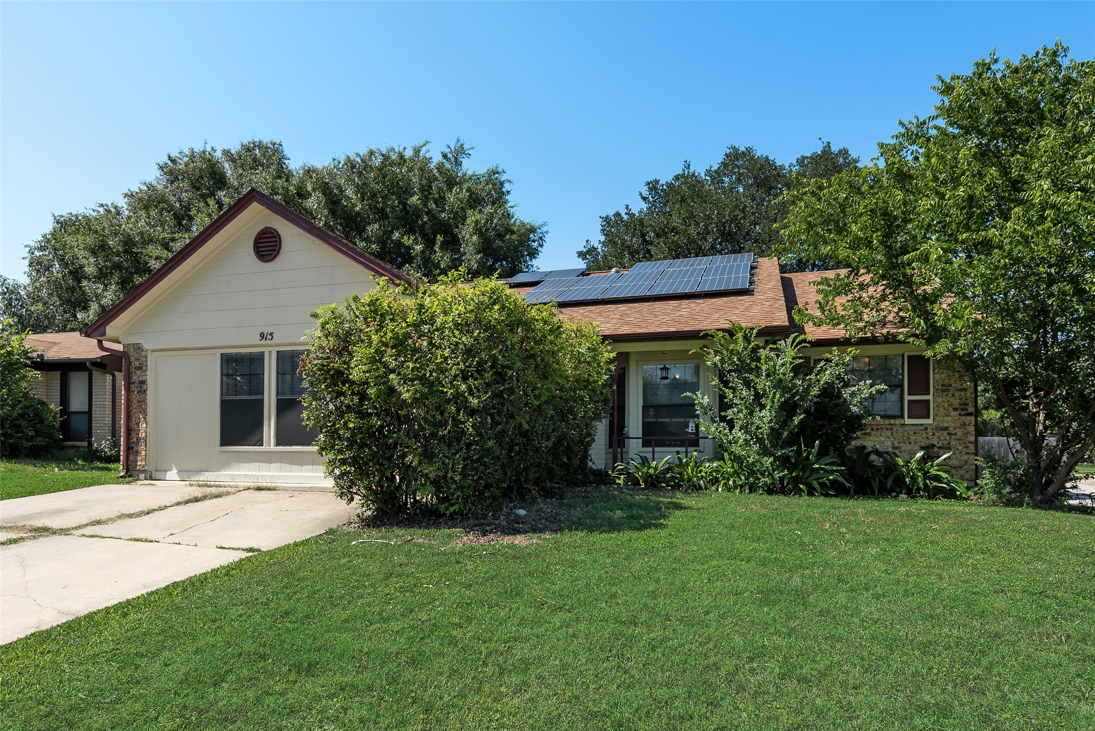 915 Freestone Drive Arlington TX 76017