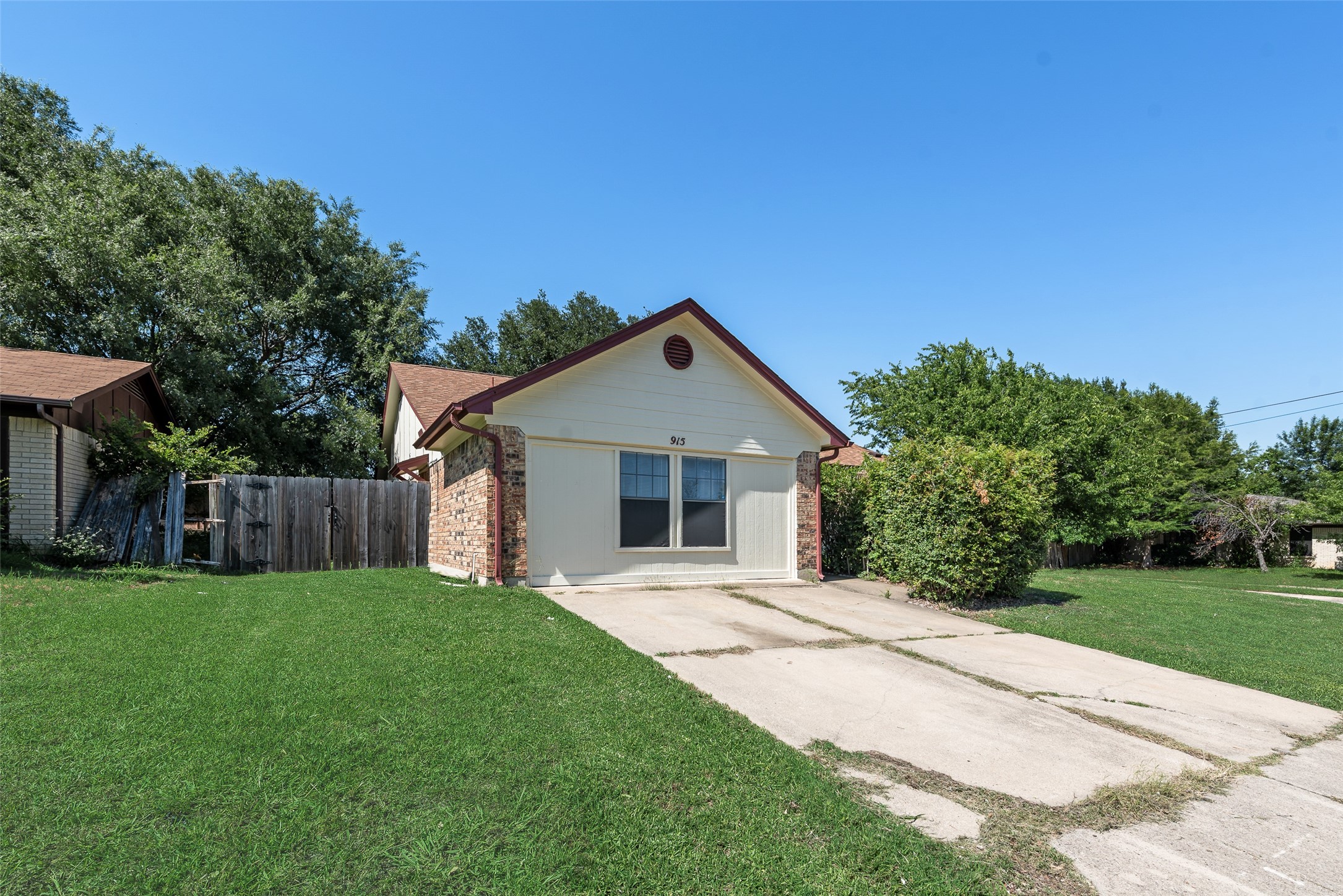915 Freestone Drive Arlington TX 76017