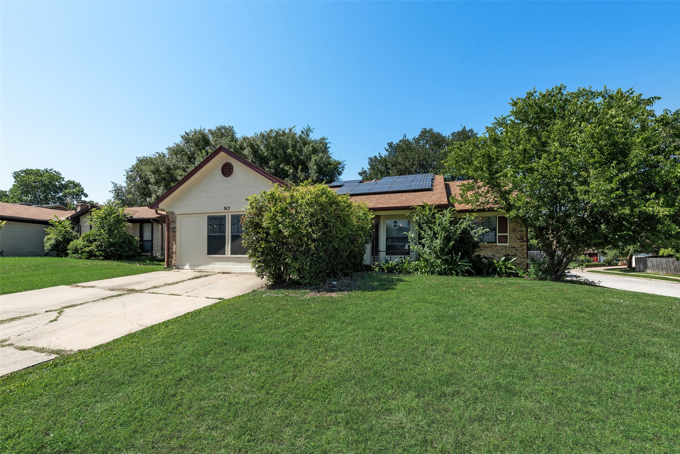 915 Freestone Drive Arlington TX 76017