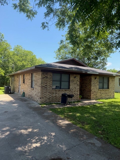 205 E Sabine Street Groesbeck TX 76642