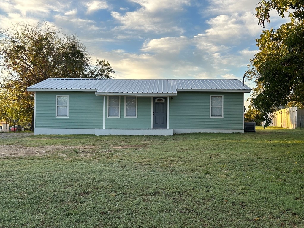 1502 E Highland Avenue Comanche TX 76442
