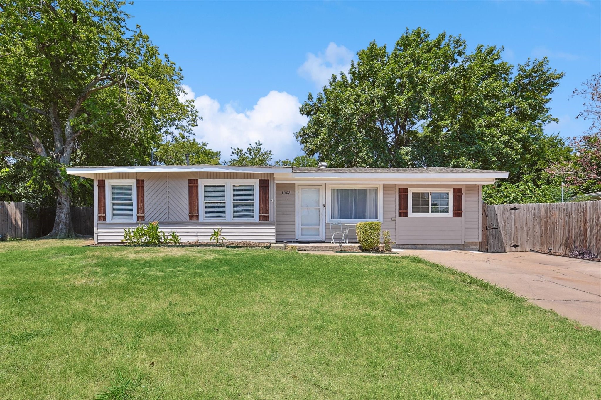 1903 Brookshire Street Arlington TX 76010