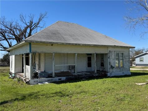 320 N 5th Street Lott TX 76656