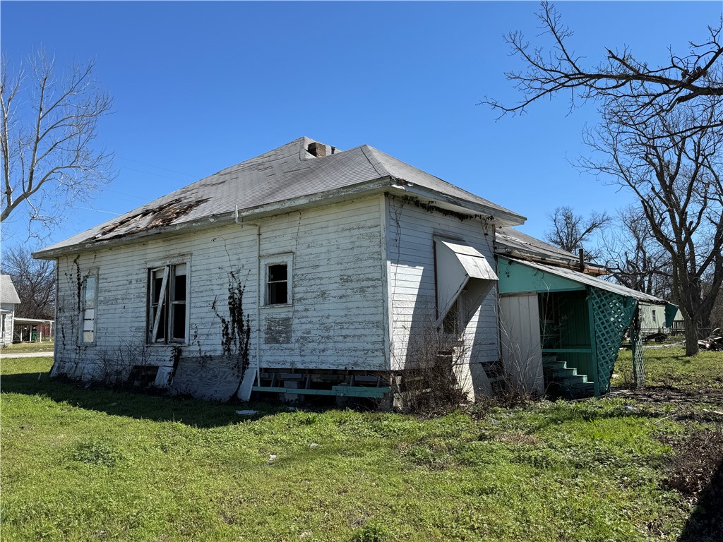 320 N 5th Street Lott TX 76656