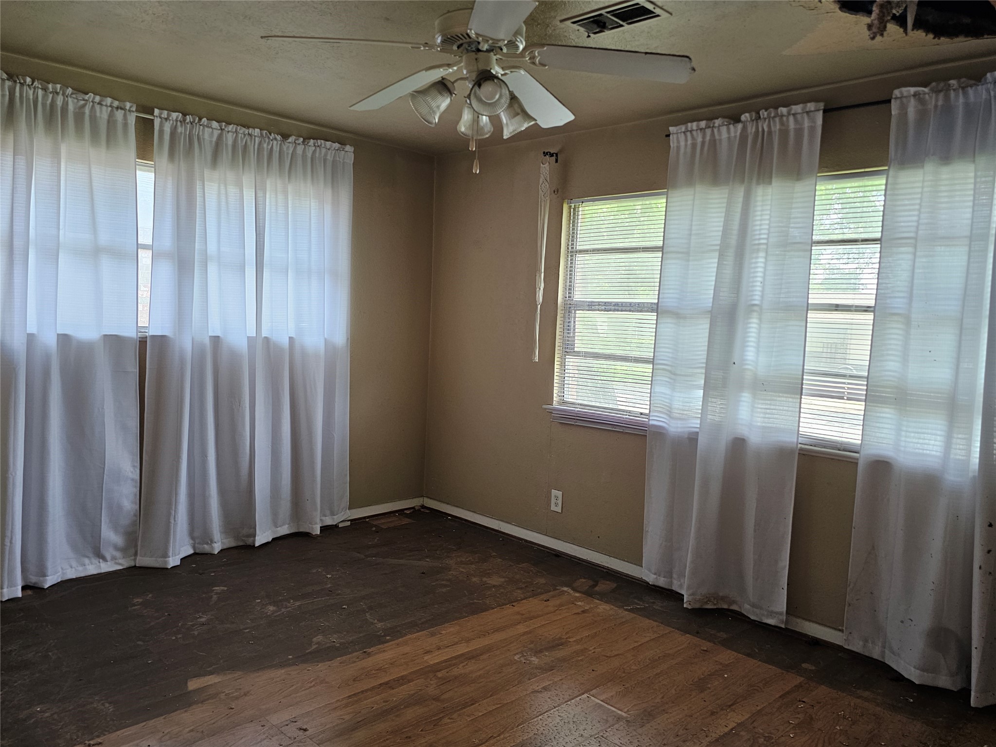 5301 Ammons Street Haltom City TX 76117
