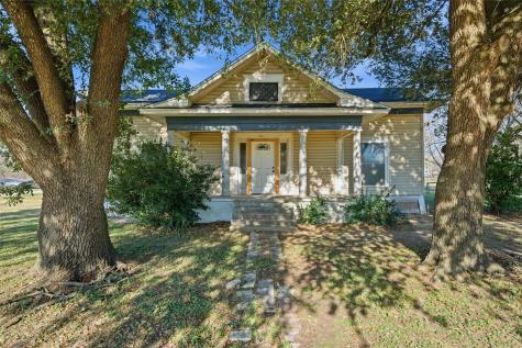 602 Cedar Street Lott TX 76656