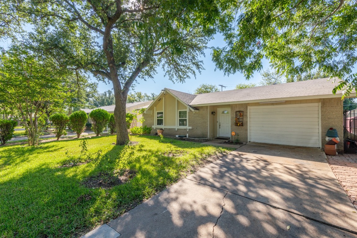541 N Holiday Drive Grand Prairie TX 75052