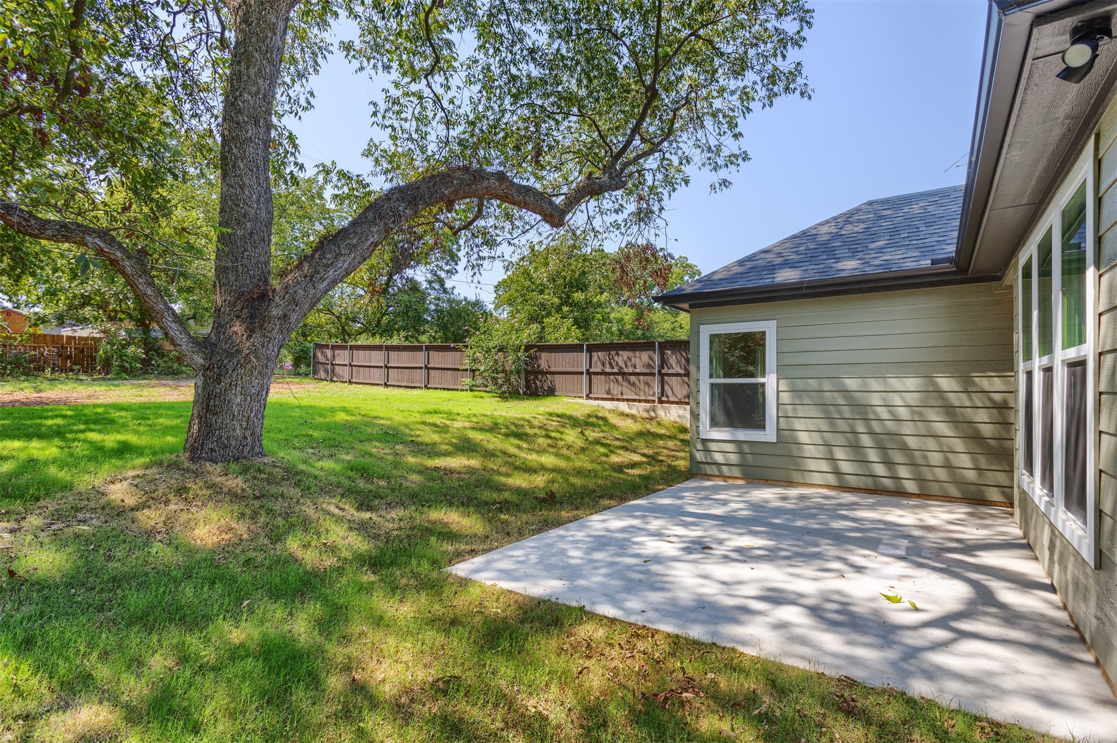 326 W Day Street Denison TX 75020