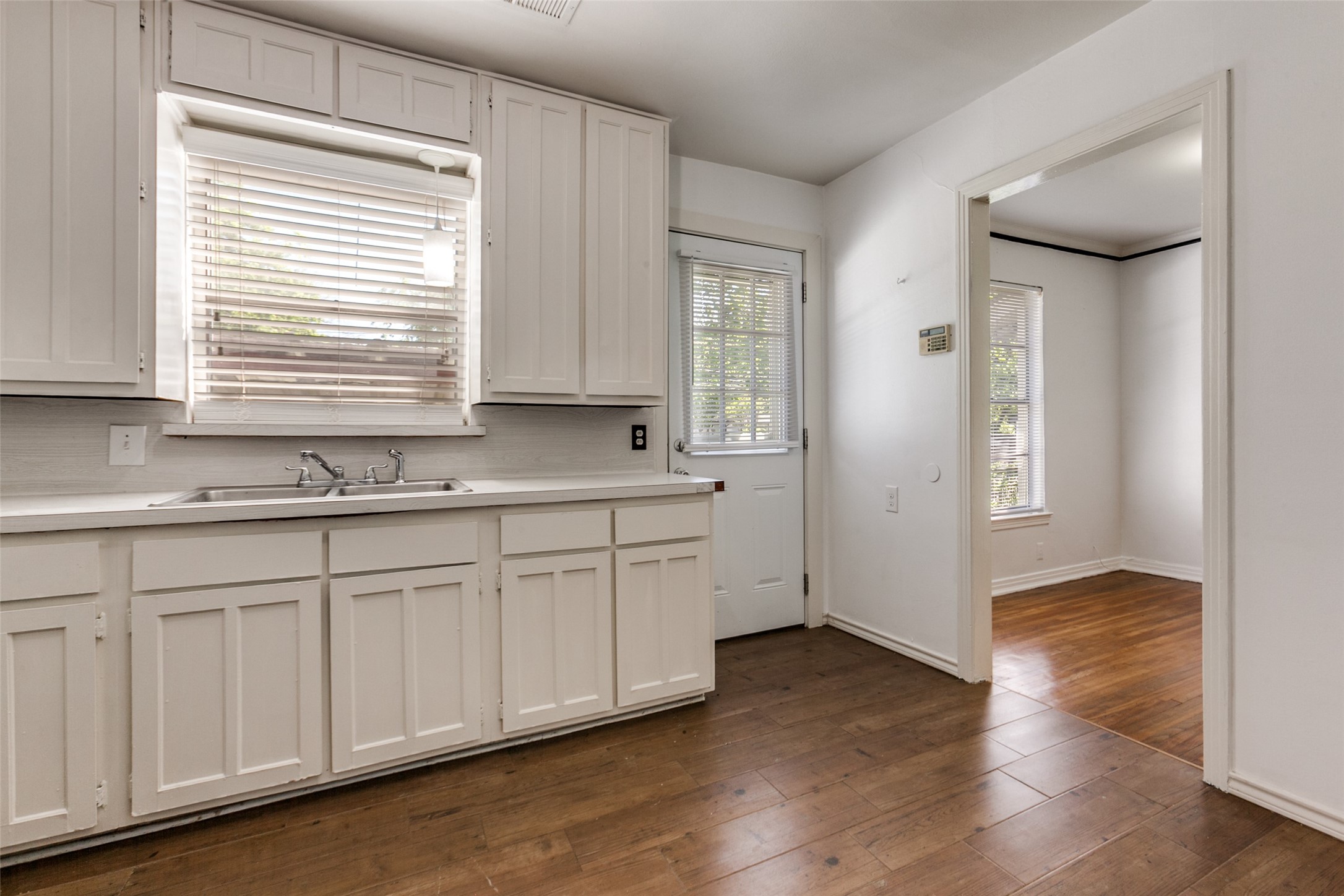 2140 Montalba Avenue Dallas TX 75228