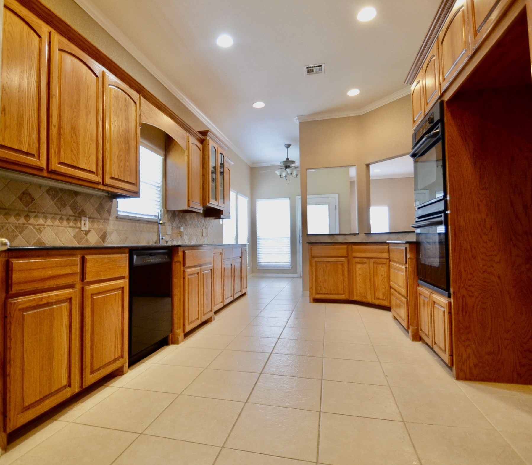 924 Lands End Cove Hewitt TX 76643