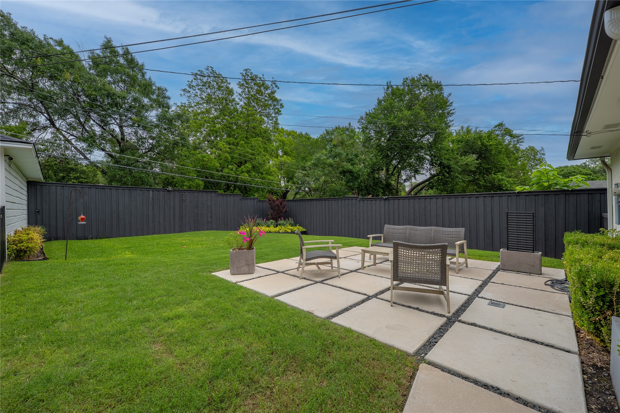 864 Peavy Road Dallas TX 75218
