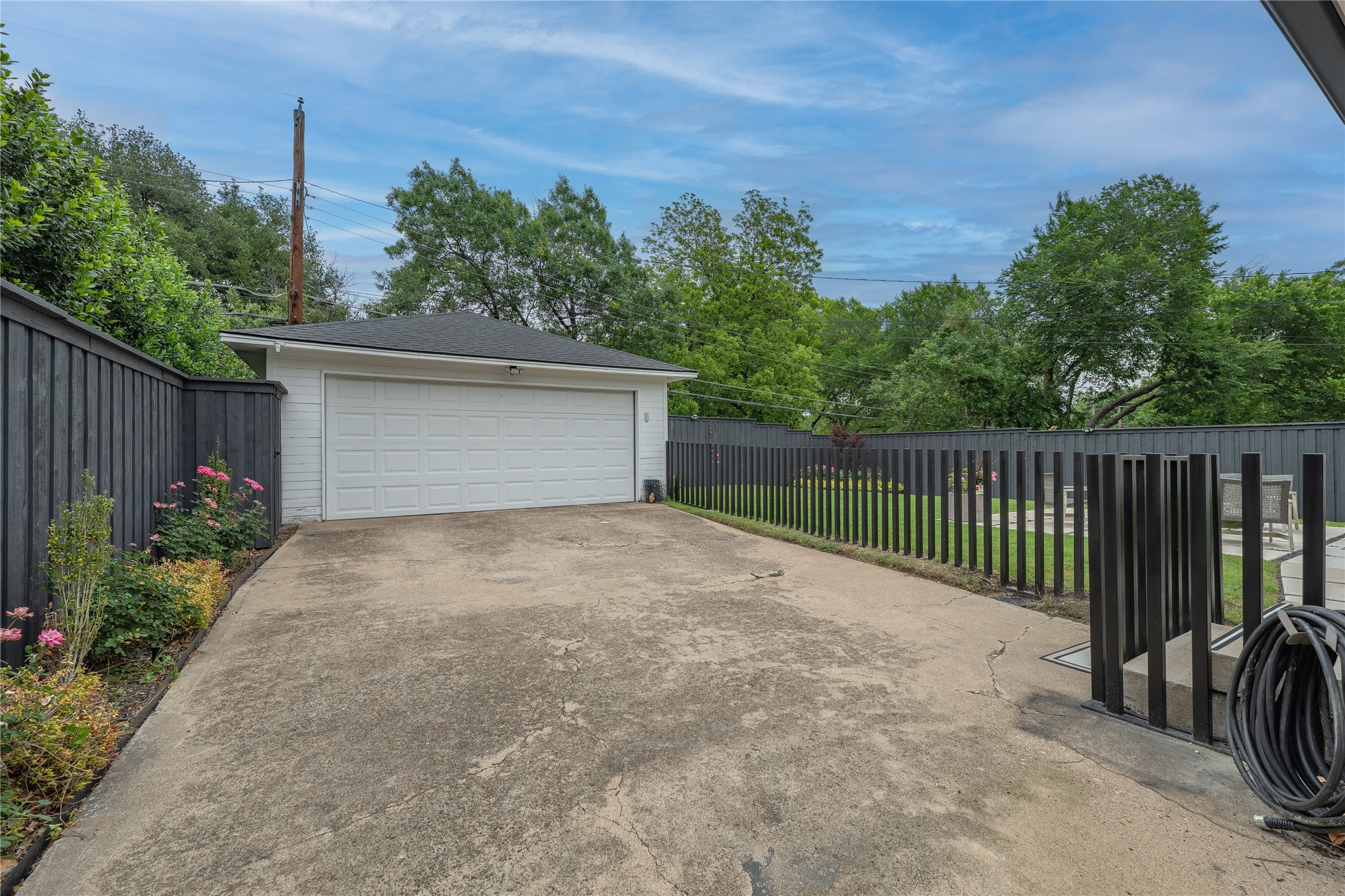 864 Peavy Road Dallas TX 75218