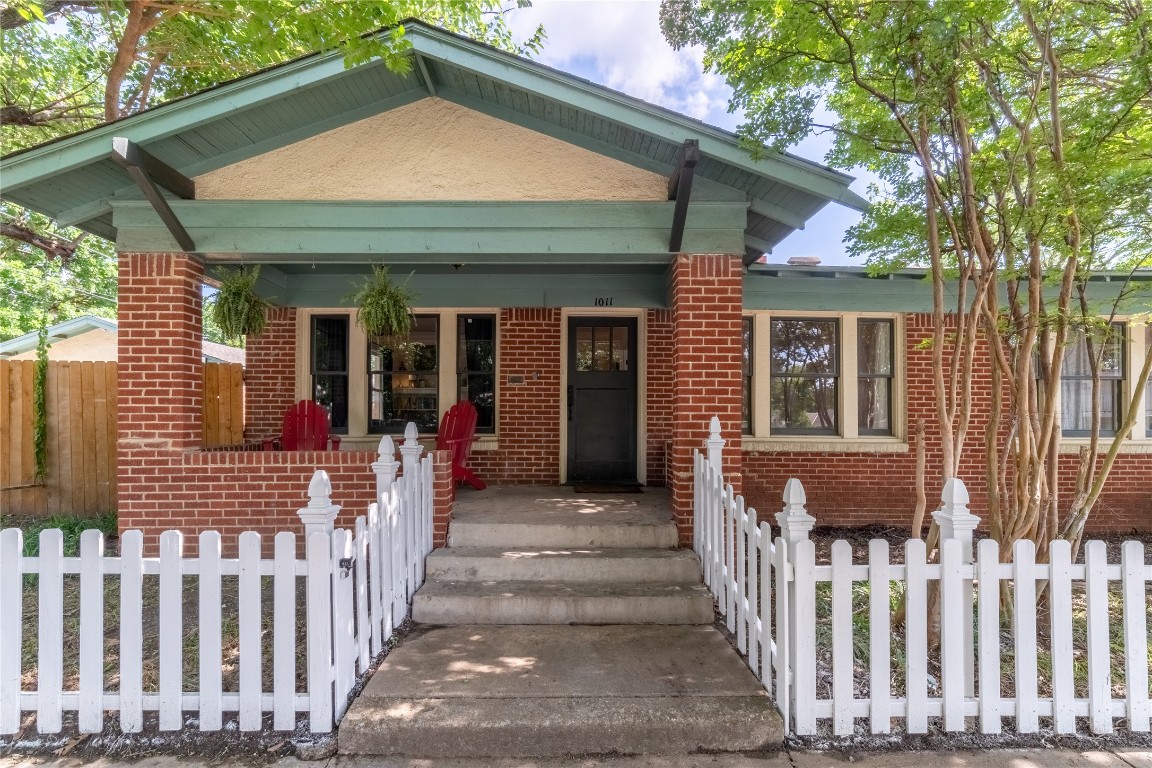 1011 W Allen Avenue Fort Worth TX 76110