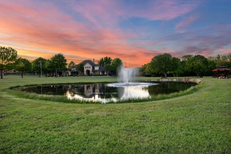 725 Locust Drive Oak Leaf TX 75154