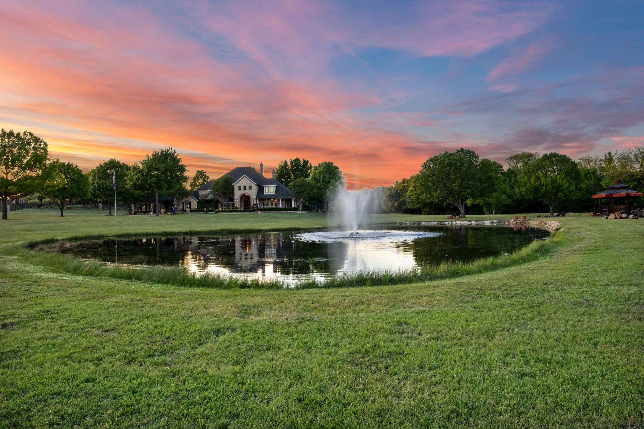 725 Locust Drive Oak Leaf TX 75154