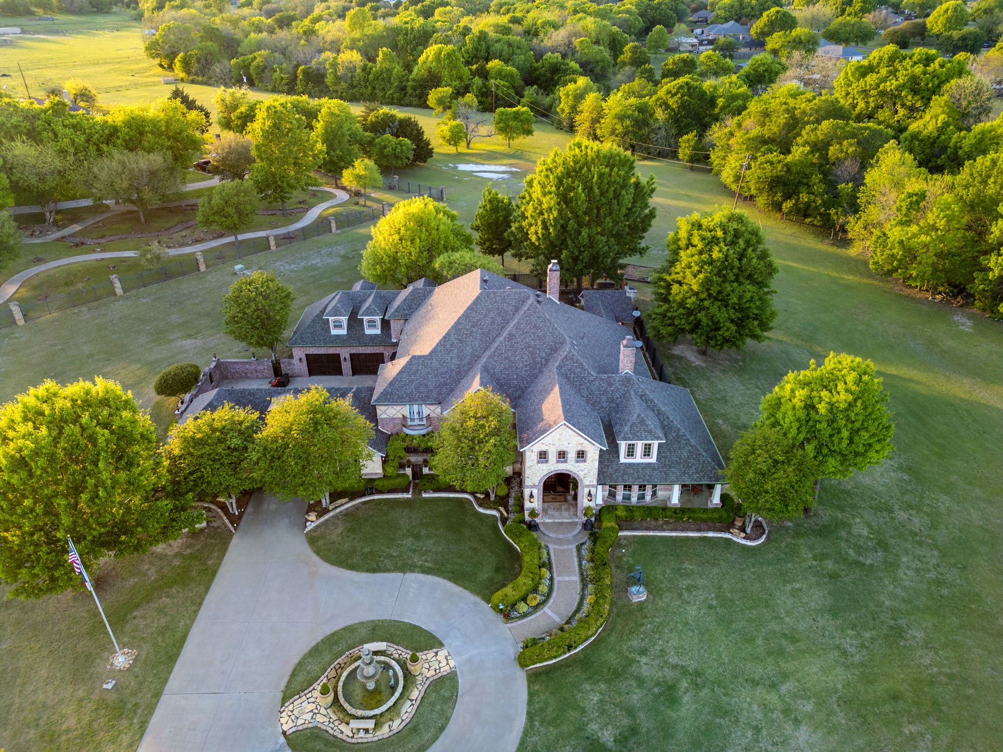 725 Locust Drive Oak Leaf TX 75154