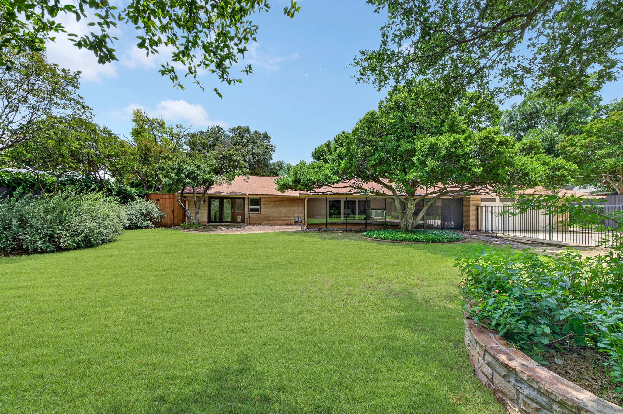 3763 Vinecrest Drive Dallas TX 75229