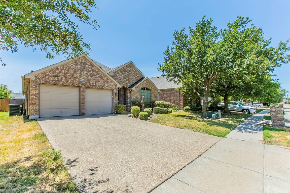 2743 Waterway Drive Grand Prairie TX 75054