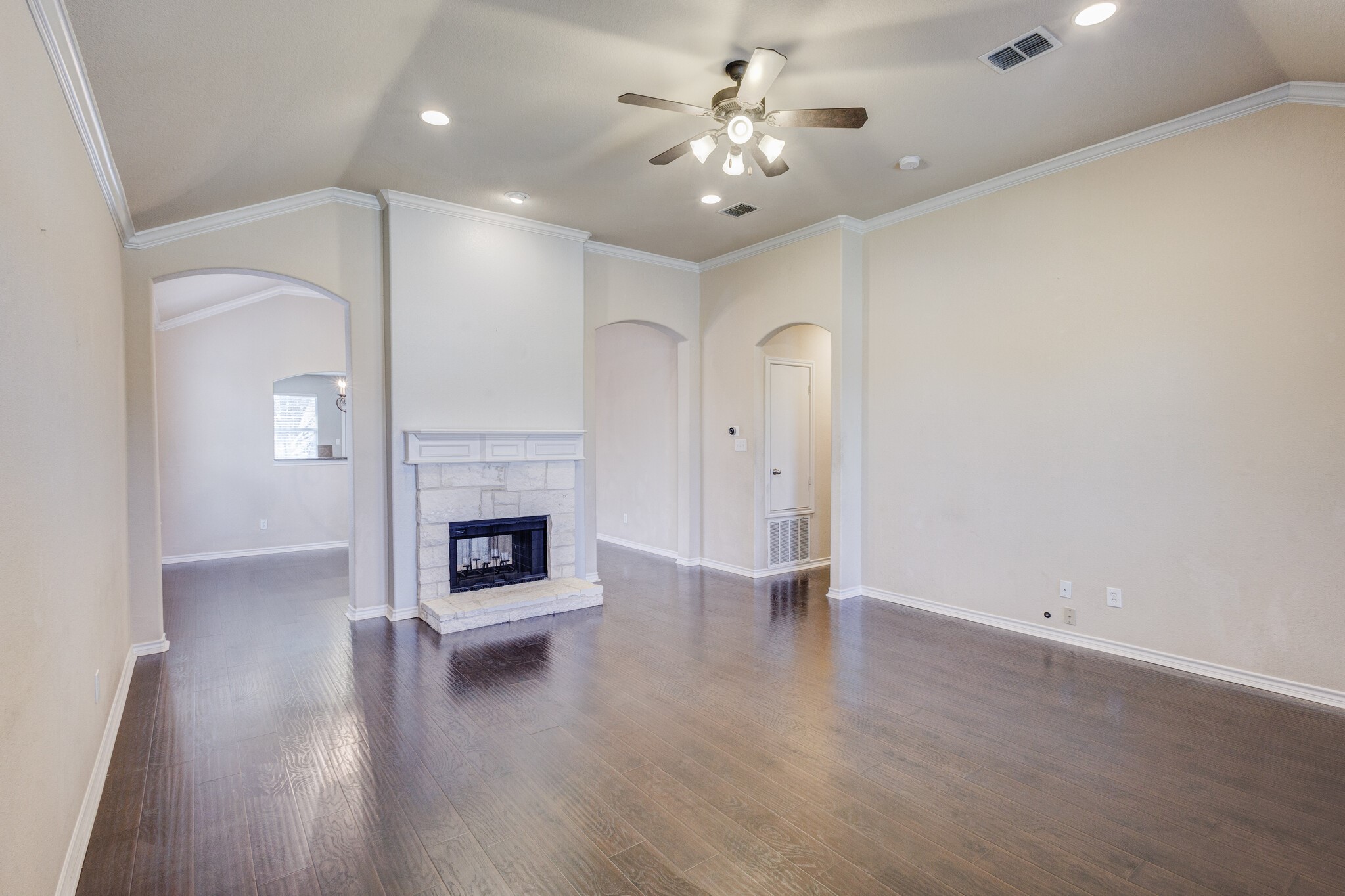 909 Grant Street Burleson TX 76028